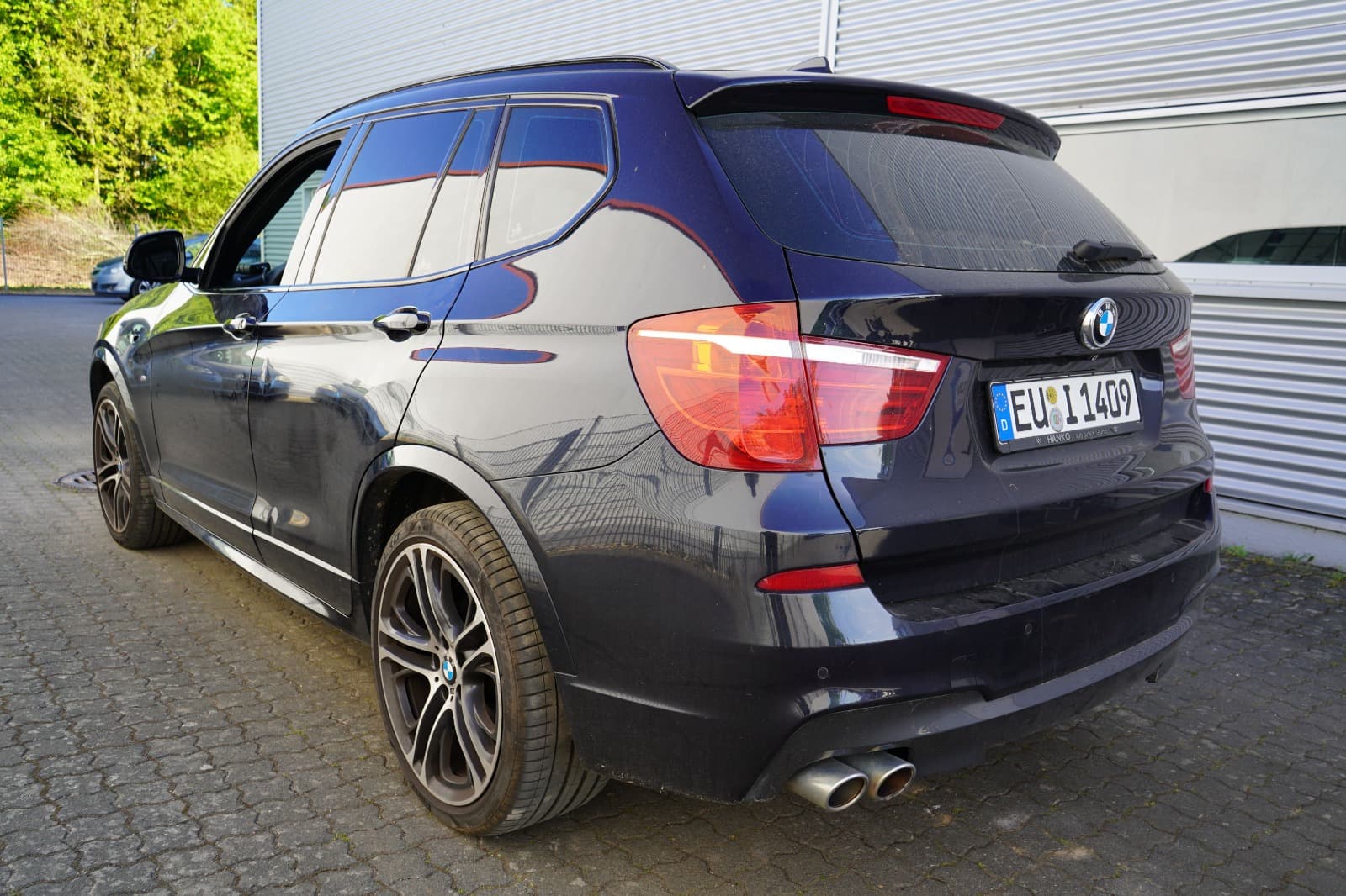 Heck- und Seitenansicht eines schwarzen BMW X3 bei der Schadenaufnahme durch einen Gutachter in NRW und Euskirchen.