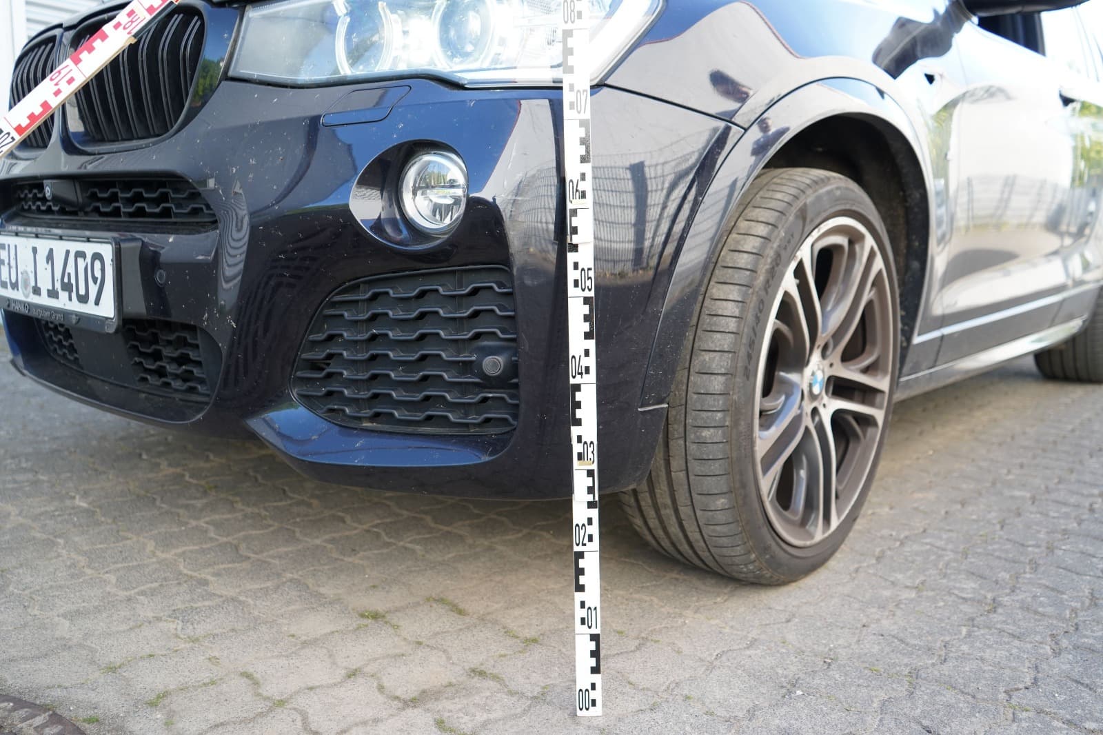 Detailaufnahme von Frontbereich und Rad eines schwarzen BMW X3 fur ein Kfz-Gutachten in NRW.