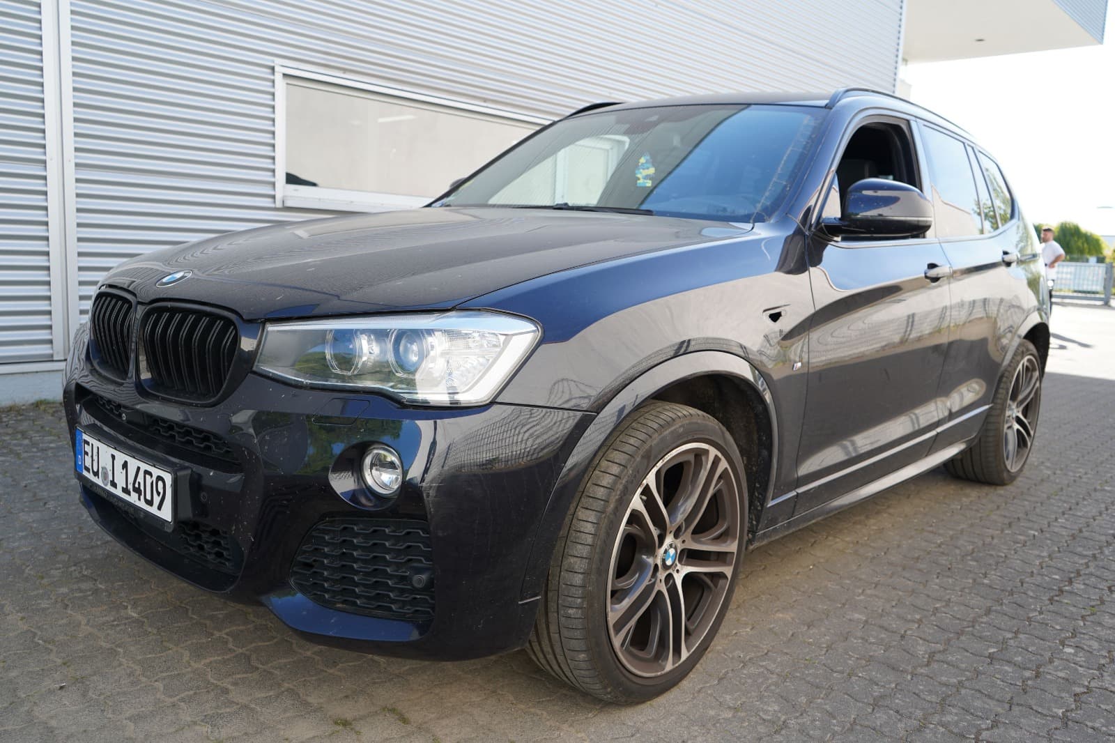 Frontansicht eines schwarzen BMW X3 als Referenzbild fur einen Gutachter in Euskirchen.
