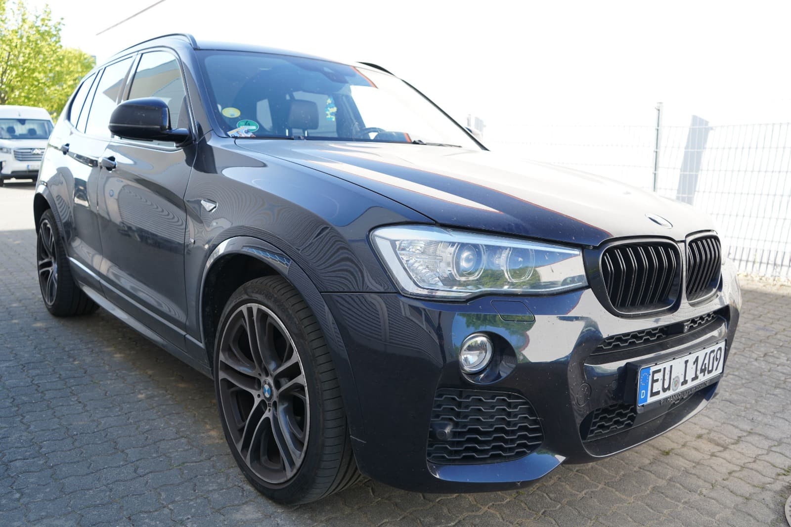 Front- und Seitenansicht eines BMW X3 bei der professionellen Fahrzeugbegutachtung in NRW.