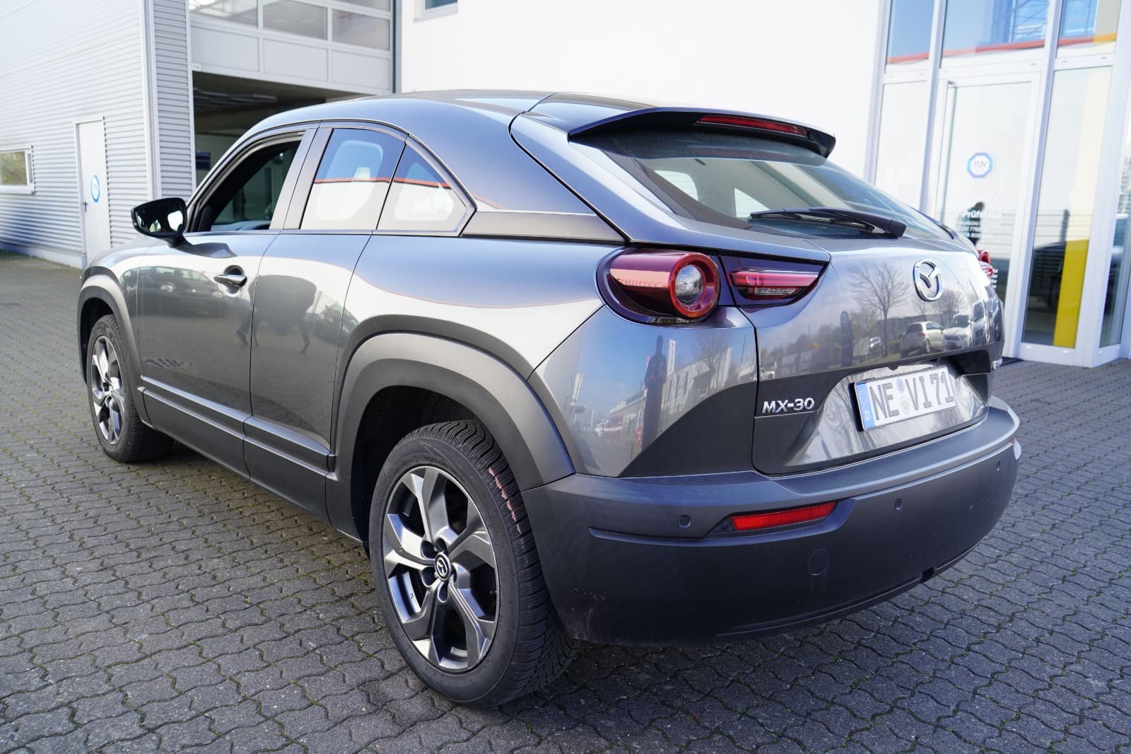 Heck- und Seitenansicht eines Mazda MX-30 als Referenzfoto fur ein Kfz-Gutachten in Euskirchen.