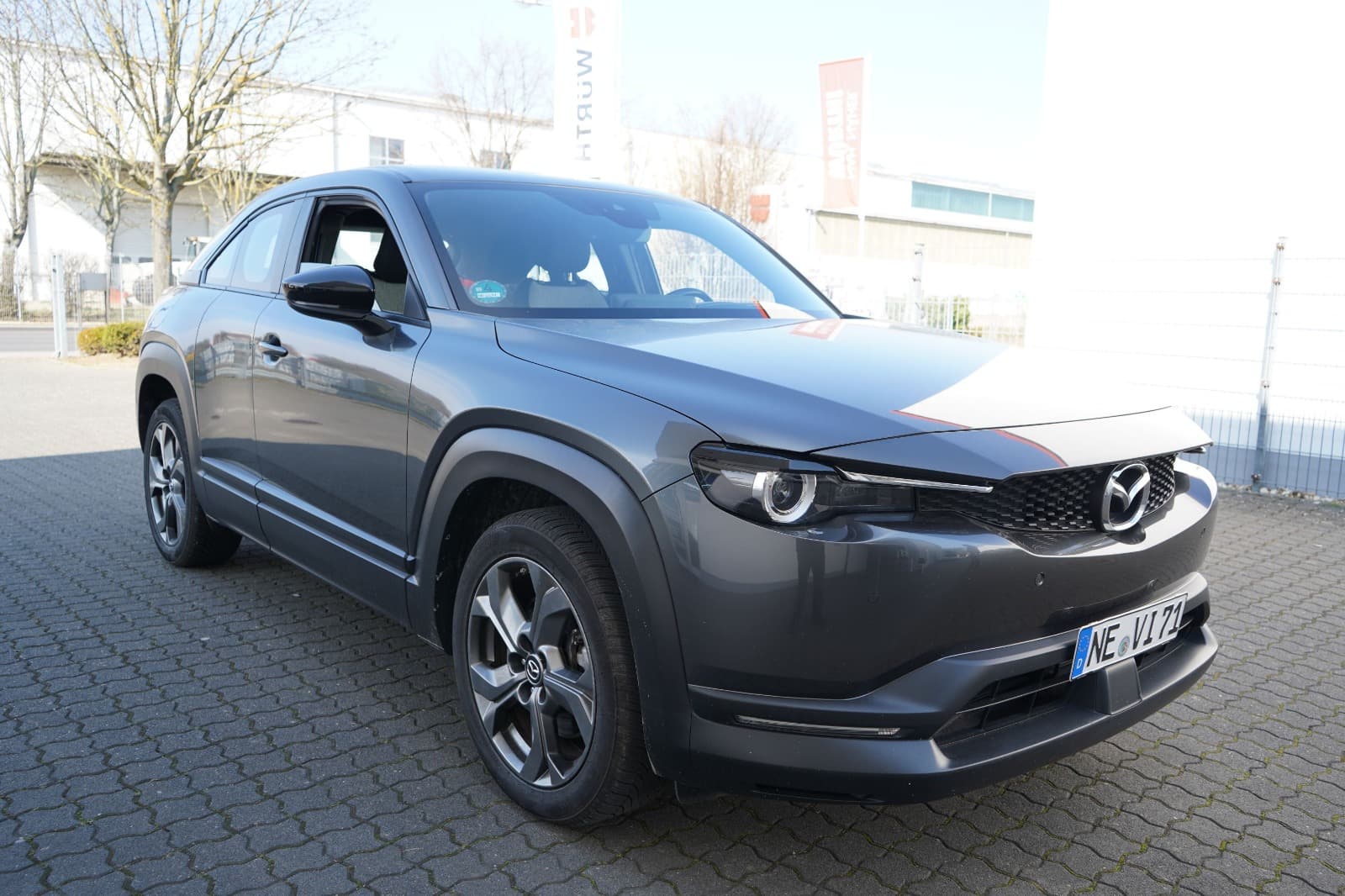Frontansicht eines Mazda MX-30 zur Dokumentation eines Fahrzeugschadens in NRW.