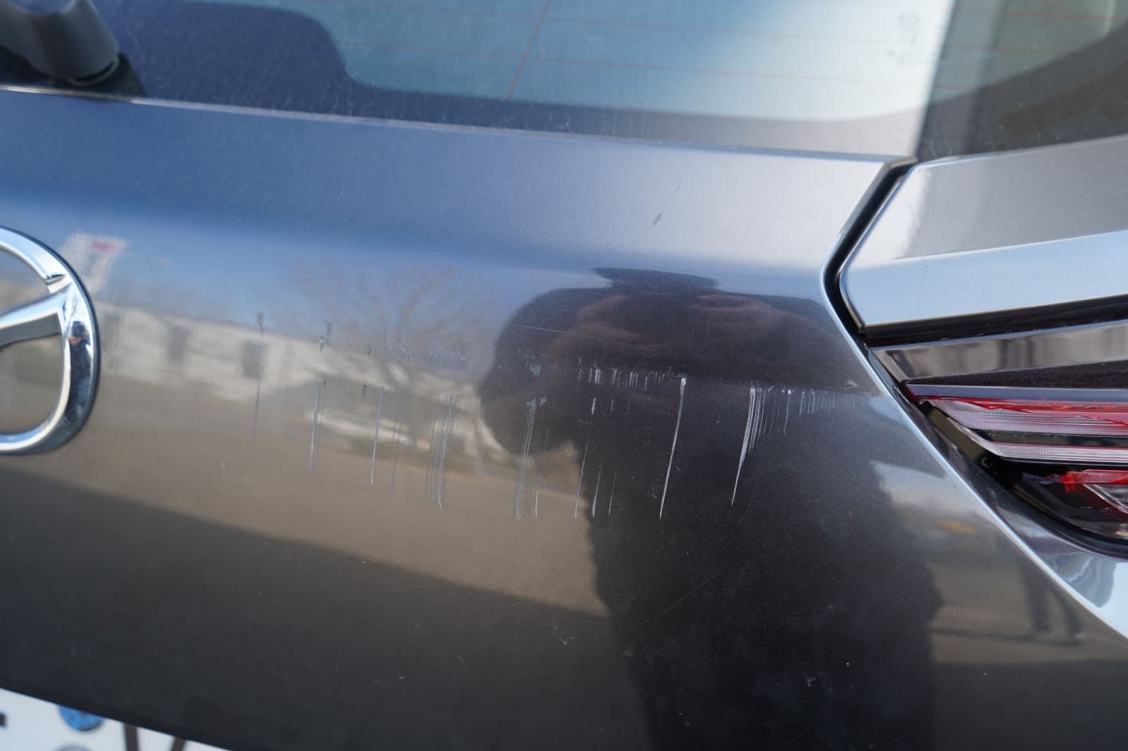 Detailaufnahme am hinteren Karosseriebereich eines Mazda MX-30 fur ein Gutachten in Euskirchen.