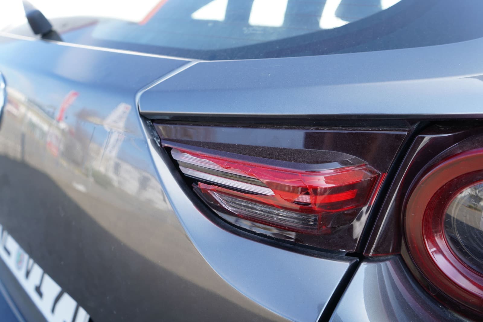 Detailbild der Ruckleuchte und Karosseriekante eines Mazda MX-30 bei der Schadenprufung.