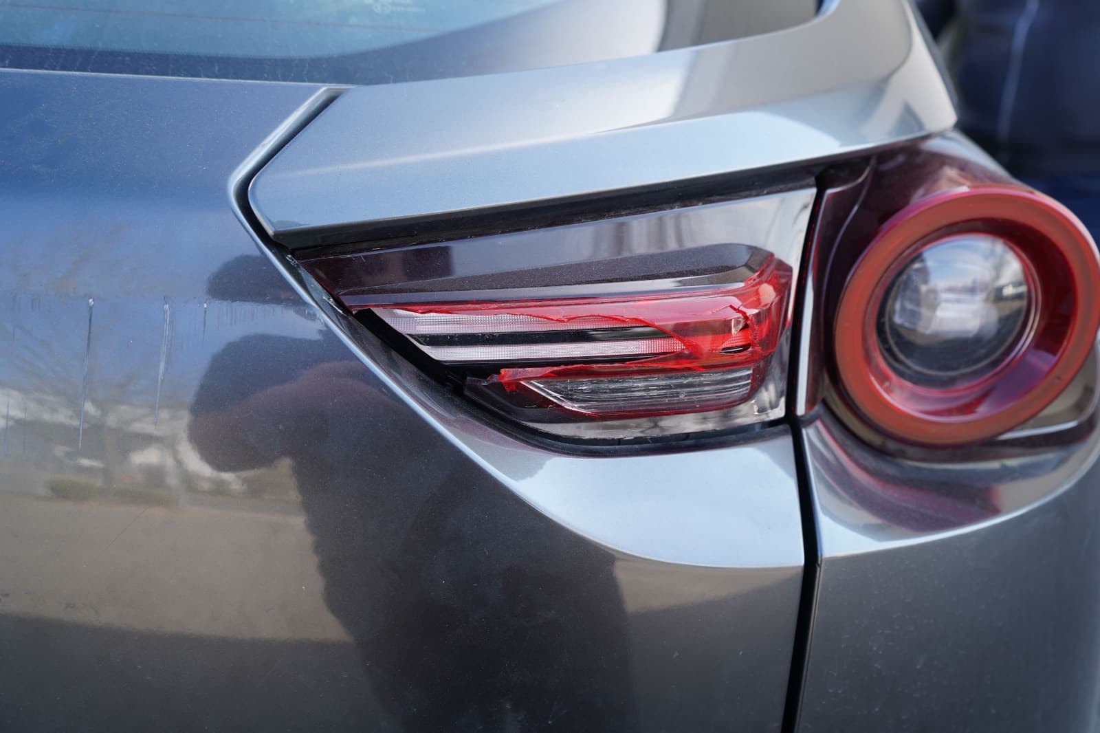 Nahaufnahme der Ruckleuchte eines Mazda MX-30 zur gutachterlichen Dokumentation.