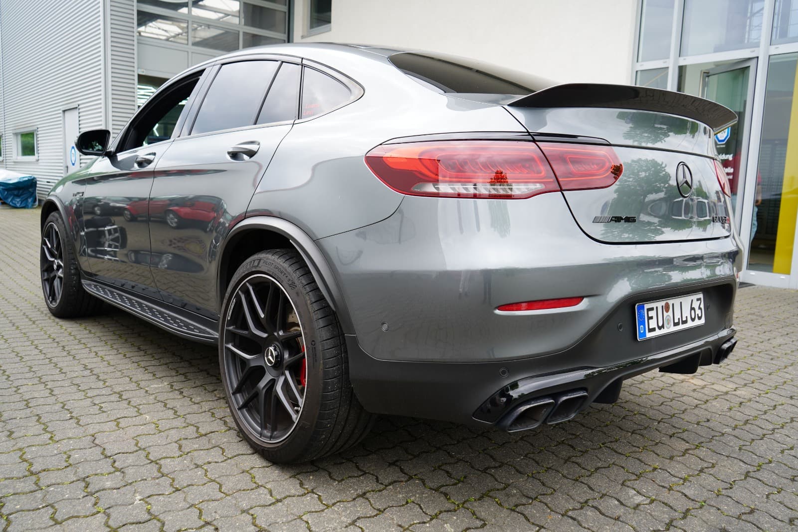 Heck- und Seitenansicht eines grauen Mercedes GLC Coupe bei der Schadenaufnahme durch einen Kfz-Gutachter in NRW und Euskirchen.