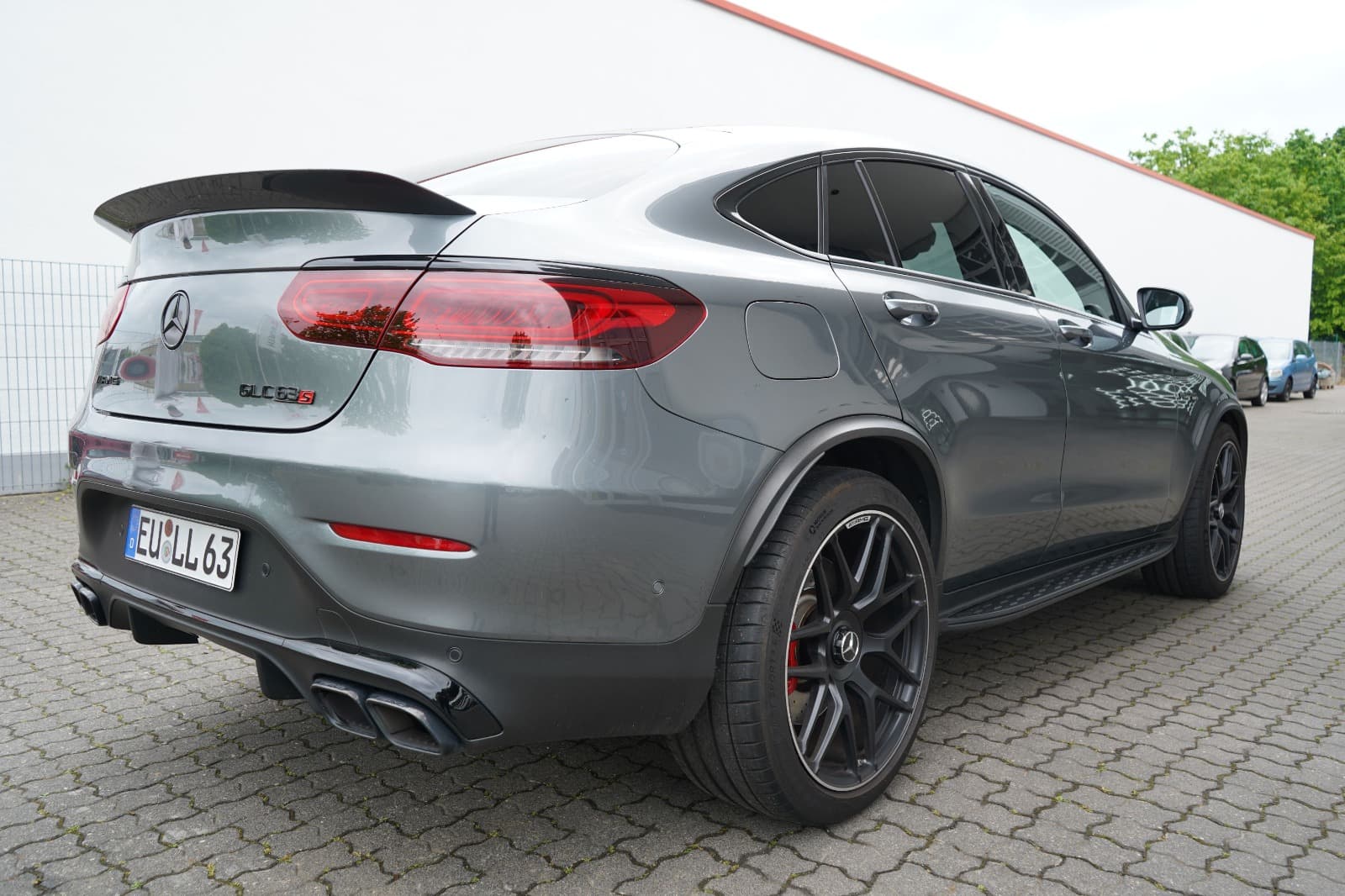 Heckansicht eines grauen Mercedes GLC Coupe zur Dokumentation eines Fahrzeugschadens durch einen Gutachter in NRW.