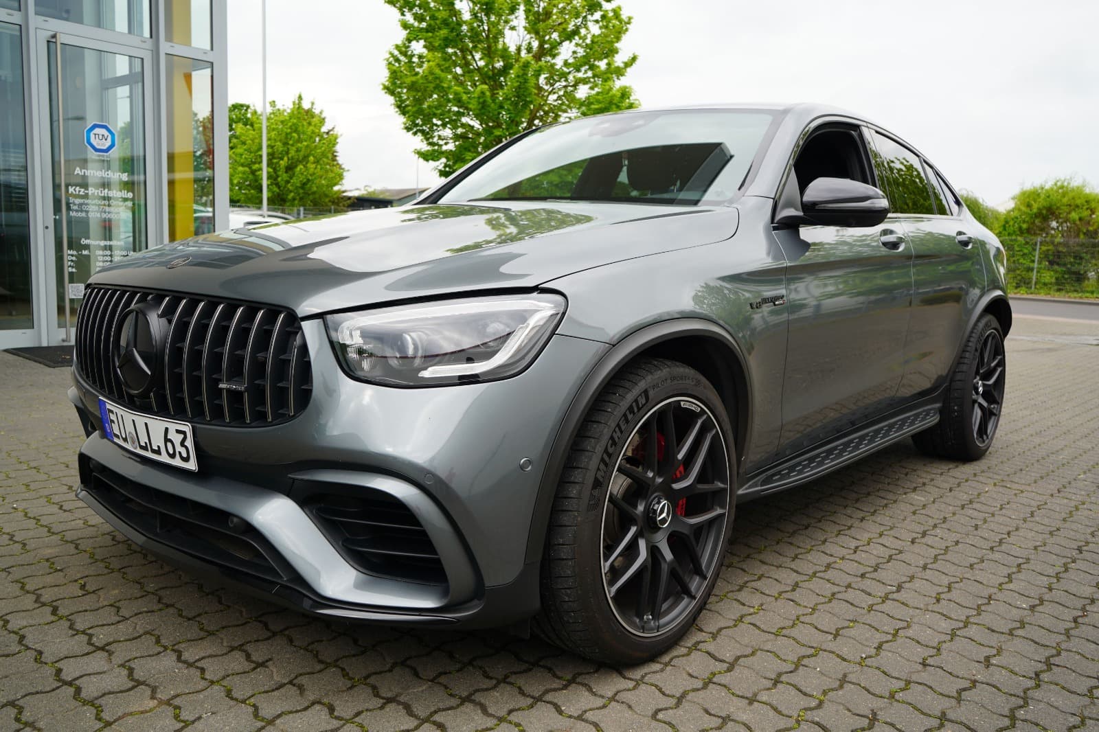 Frontansicht eines grauen Mercedes GLC Coupe als Referenzbild fur ein Kfz-Gutachten in Euskirchen.