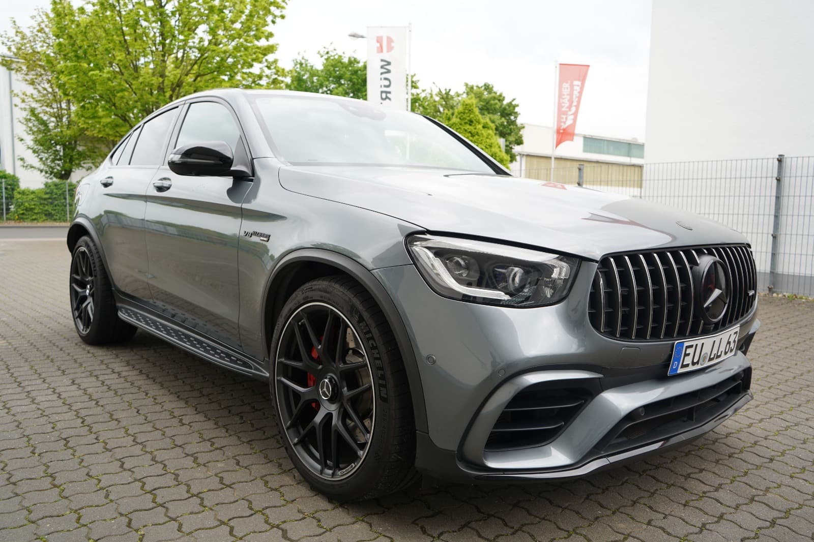 Front- und Seitenansicht eines Mercedes GLC Coupe bei der Begutachtung durch einen Gutachter in NRW.