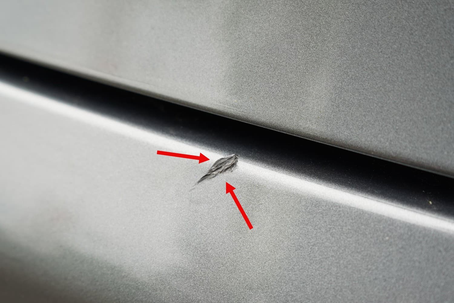 Detailaufnahme eines markierten Lackschadens am grauen Mercedes GLC Coupe fur ein Gutachten in Euskirchen.