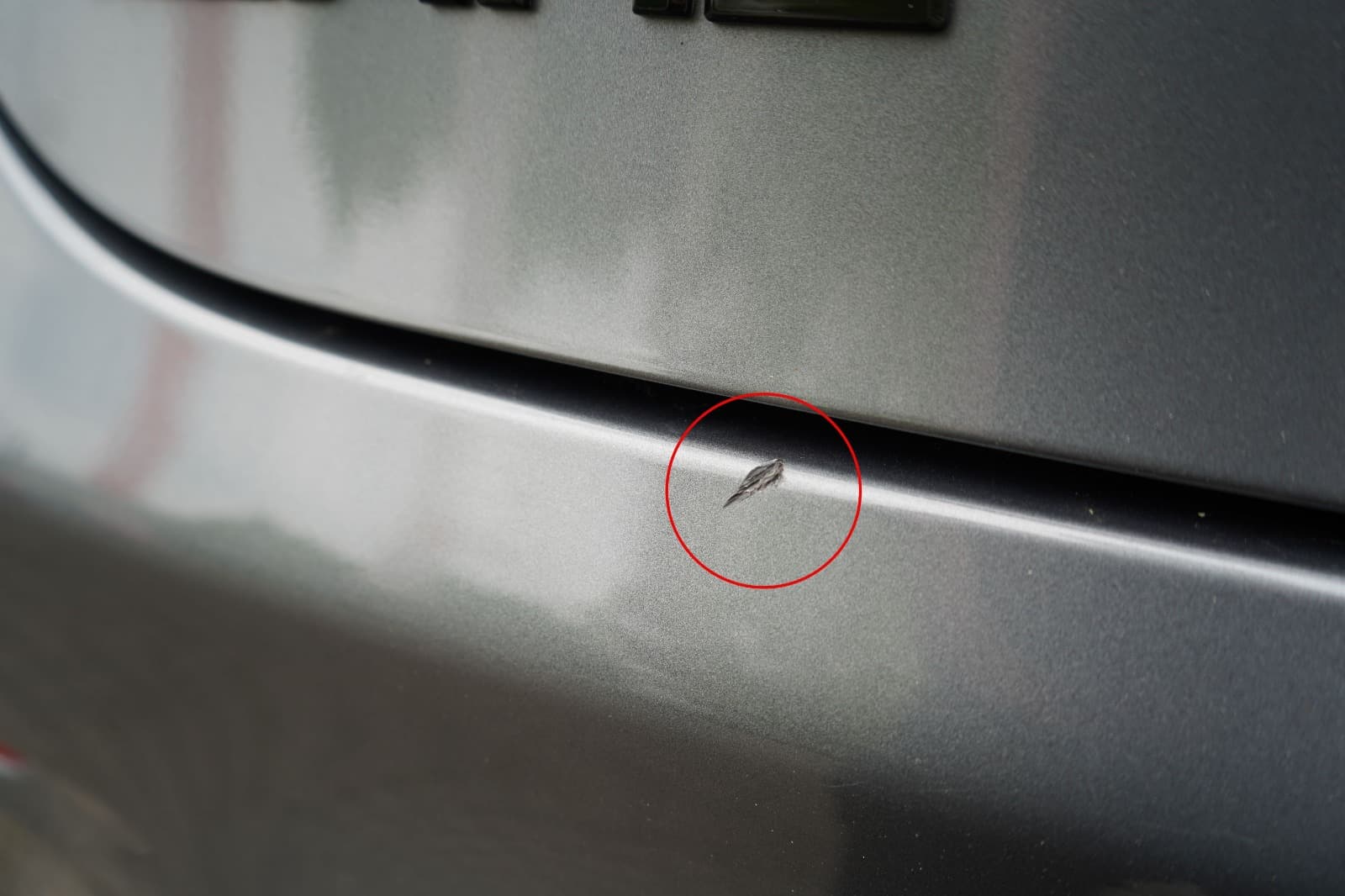 Nahaufnahme eines markierten Karosserieschadens am Mercedes GLC Coupe durch einen Kfz-Gutachter in NRW.