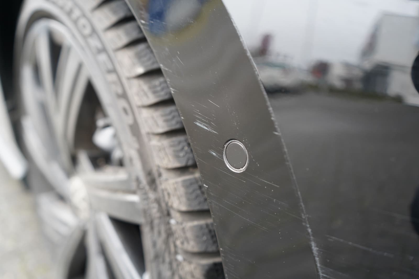 Nahaufnahme eines markierten Schadens am schwarzen VW Golf fur ein Kfz-Gutachten in NRW.