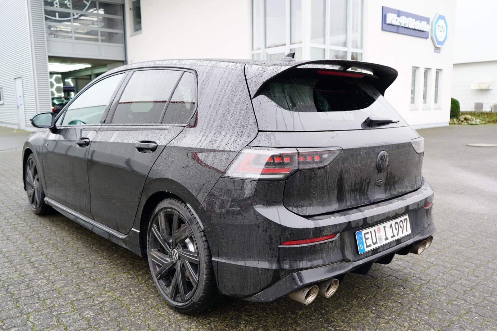 Heckansicht eines VW Golf zur Dokumentation eines Schadensfalls in Euskirchen und NRW.