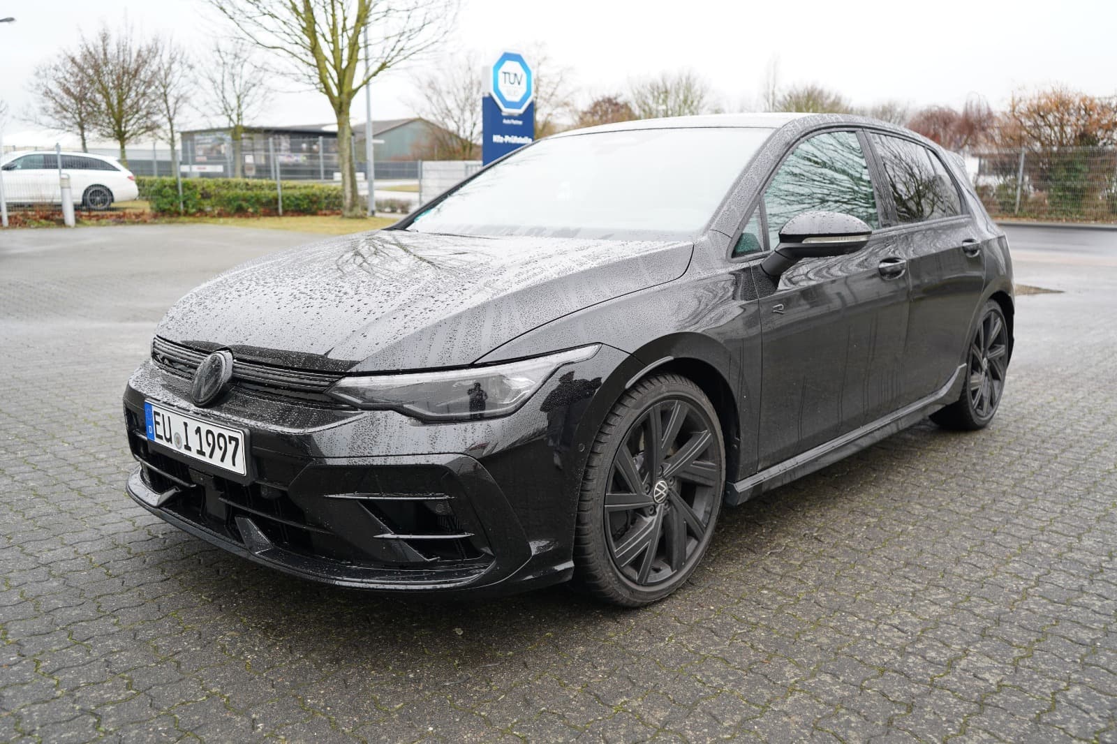 Frontansicht eines schwarzen VW Golf als Referenzbild fur ein unabhangiges Gutachten.