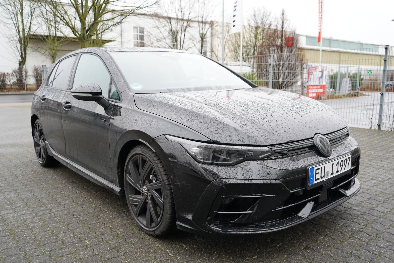 Front- und Seitenansicht eines schwarzen VW Golf im Rahmen eines Kfz-Gutachtens in NRW.
