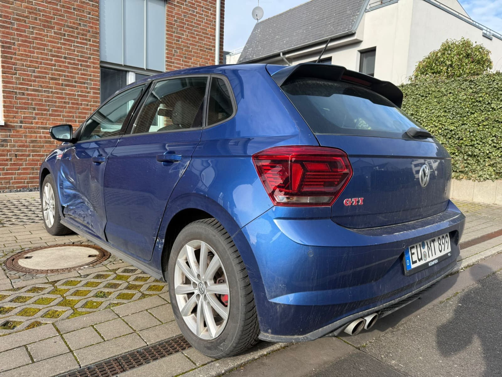 Heck- und Seitenansicht eines blauen VW Polo bei der Schadenaufnahme durch einen Gutachter in NRW.