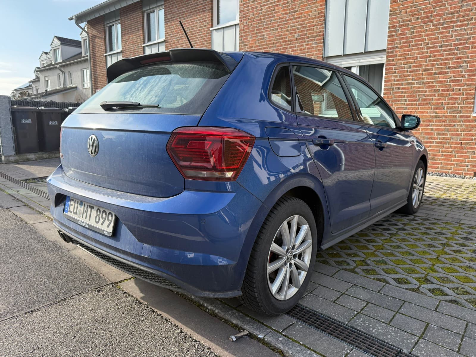 Heckansicht eines blauen VW Polo zur Dokumentation eines Fahrzeugschadens in Euskirchen.