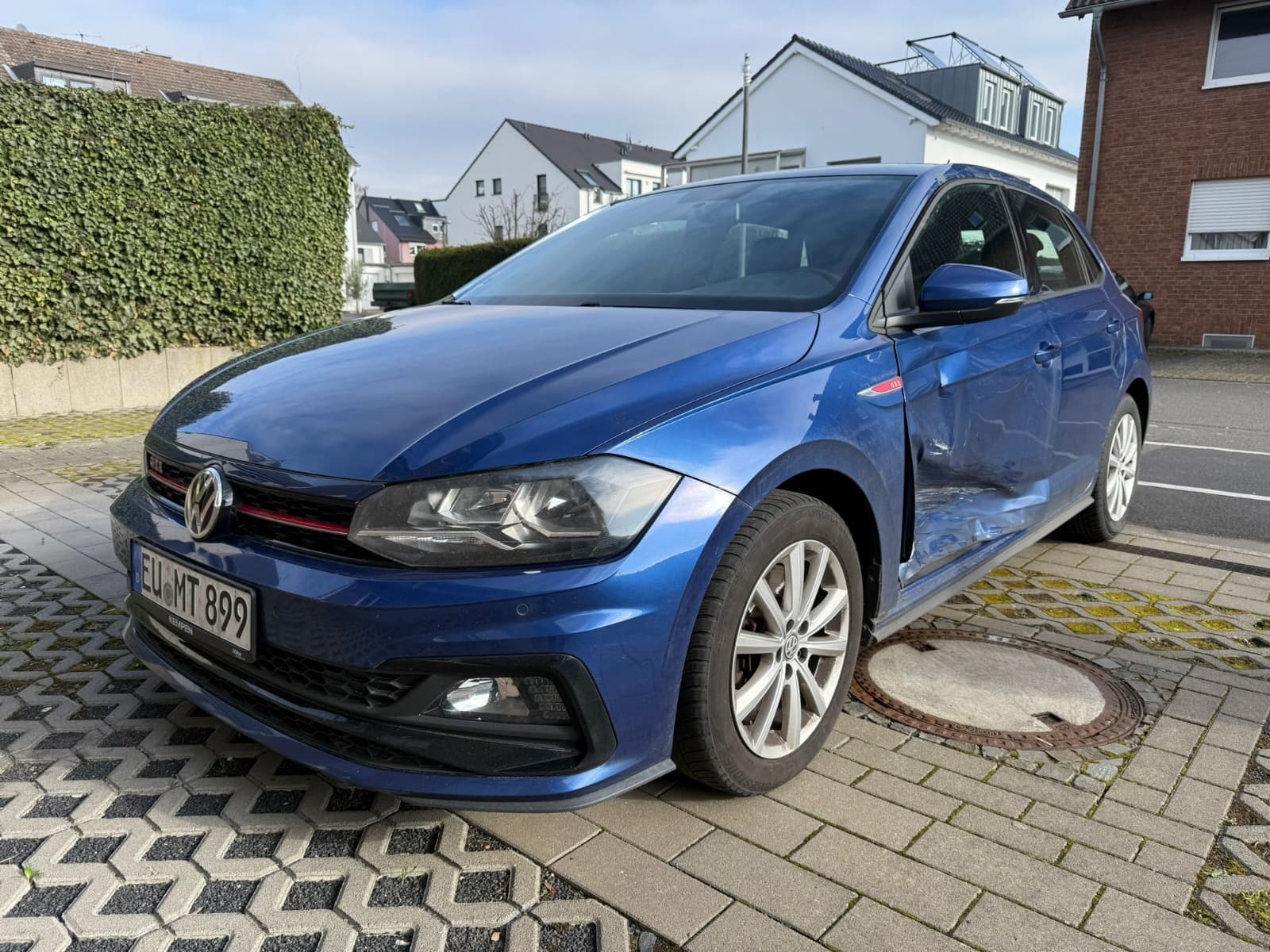 Front- und Seitenansicht eines blauen VW Polo als Referenzbild fur ein Kfz-Gutachten.