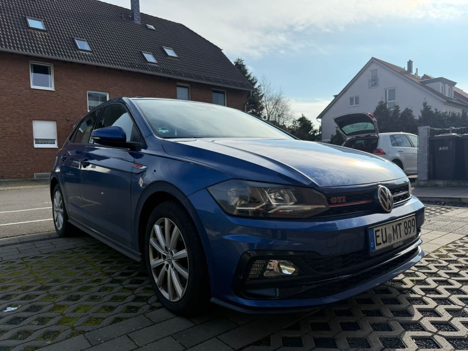 Frontansicht eines VW Polo bei der professionellen Begutachtung durch einen Kfz-Gutachter in NRW.