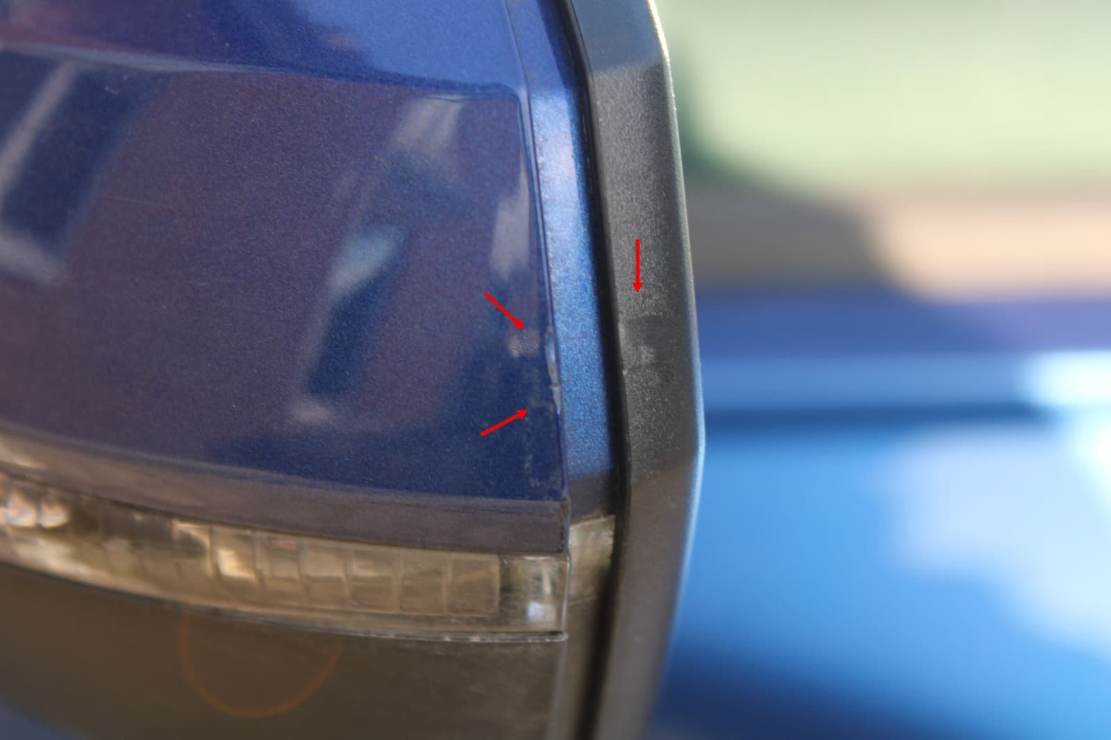 Detailbild eines markierten Schadens am Aussenspiegel eines VW Polo bei der Schadenprufung.
