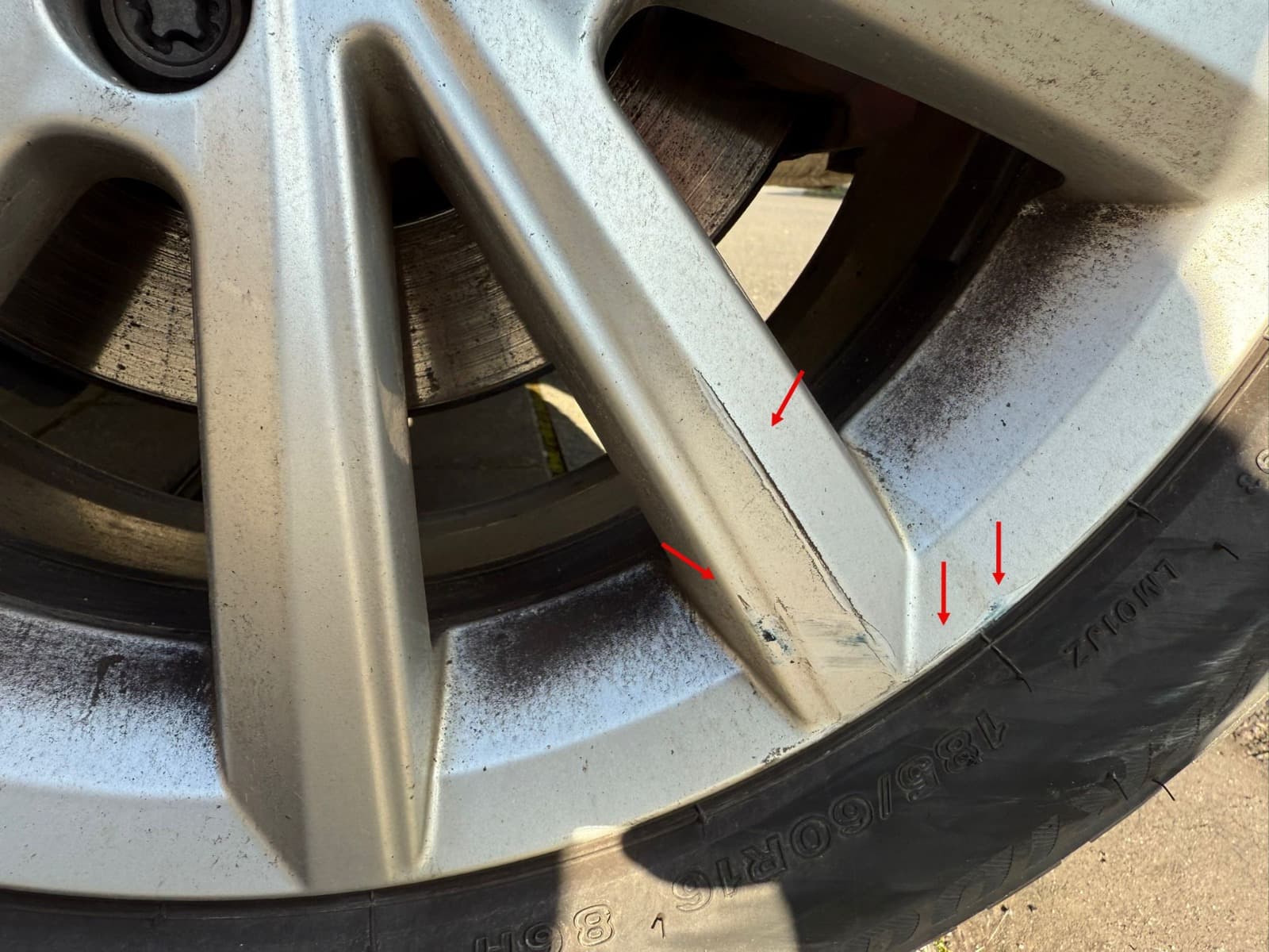 Nahaufnahme von Felge und Reifen eines blauen VW Polo zur gutachterlichen Dokumentation.