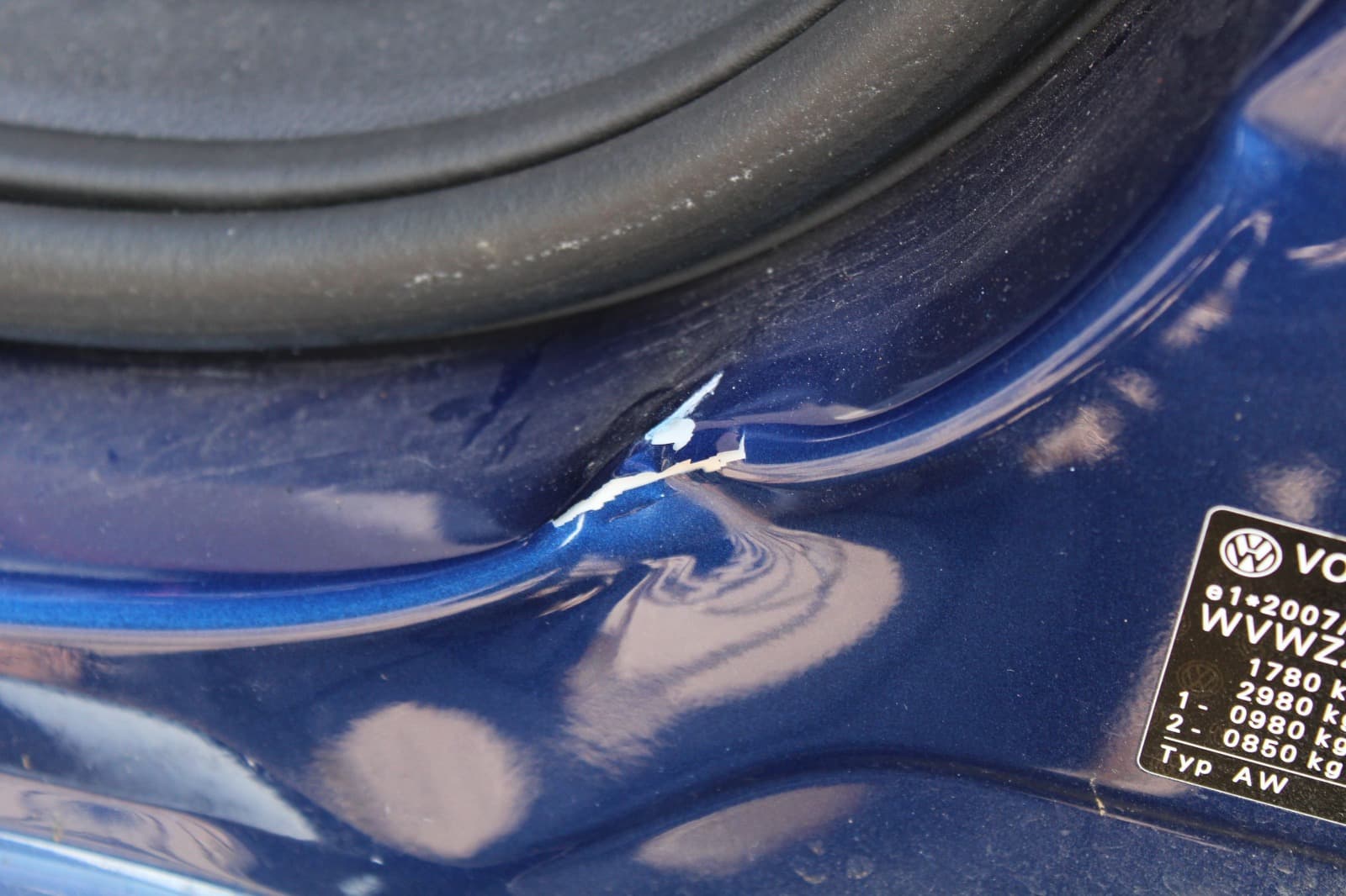Detailaufnahme des Einstiegsbereichs eines VW Polo bei der Schadenaufnahme.