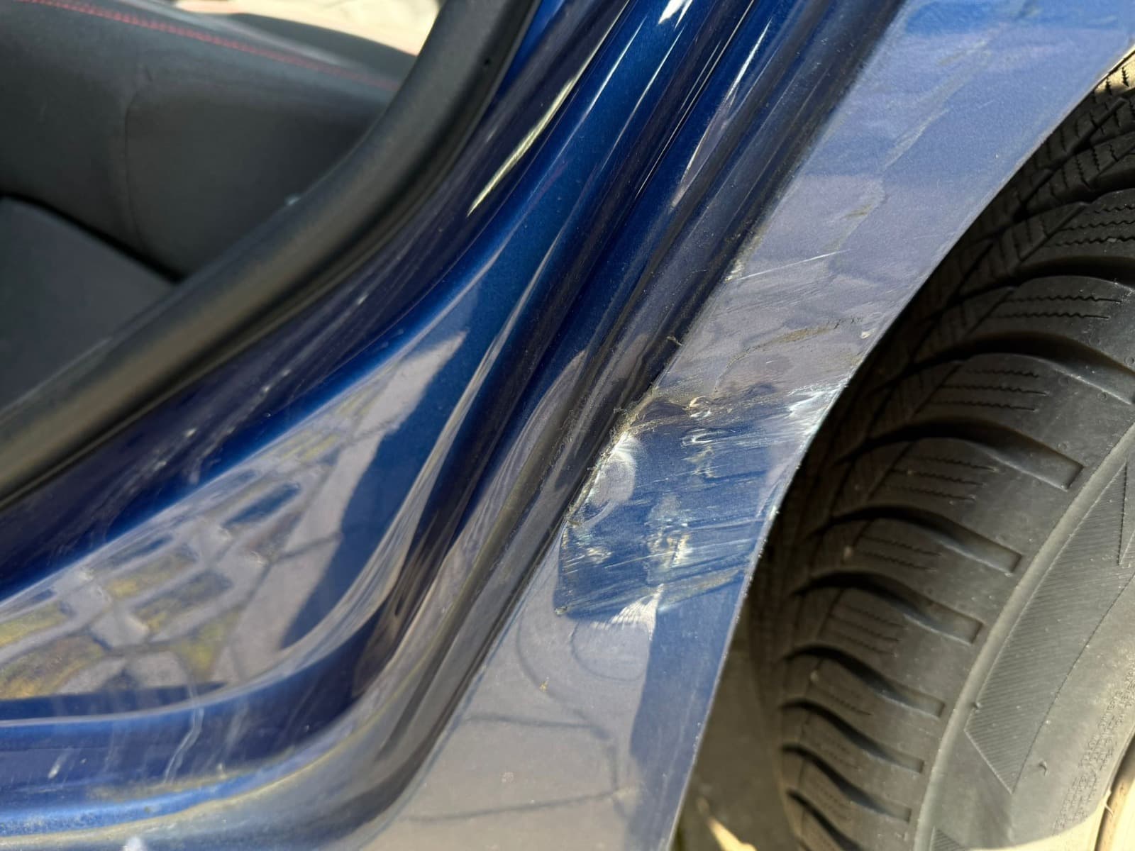 Detailbild von Karosseriespuren im Tureinstieg eines VW Polo zur Beweissicherung.