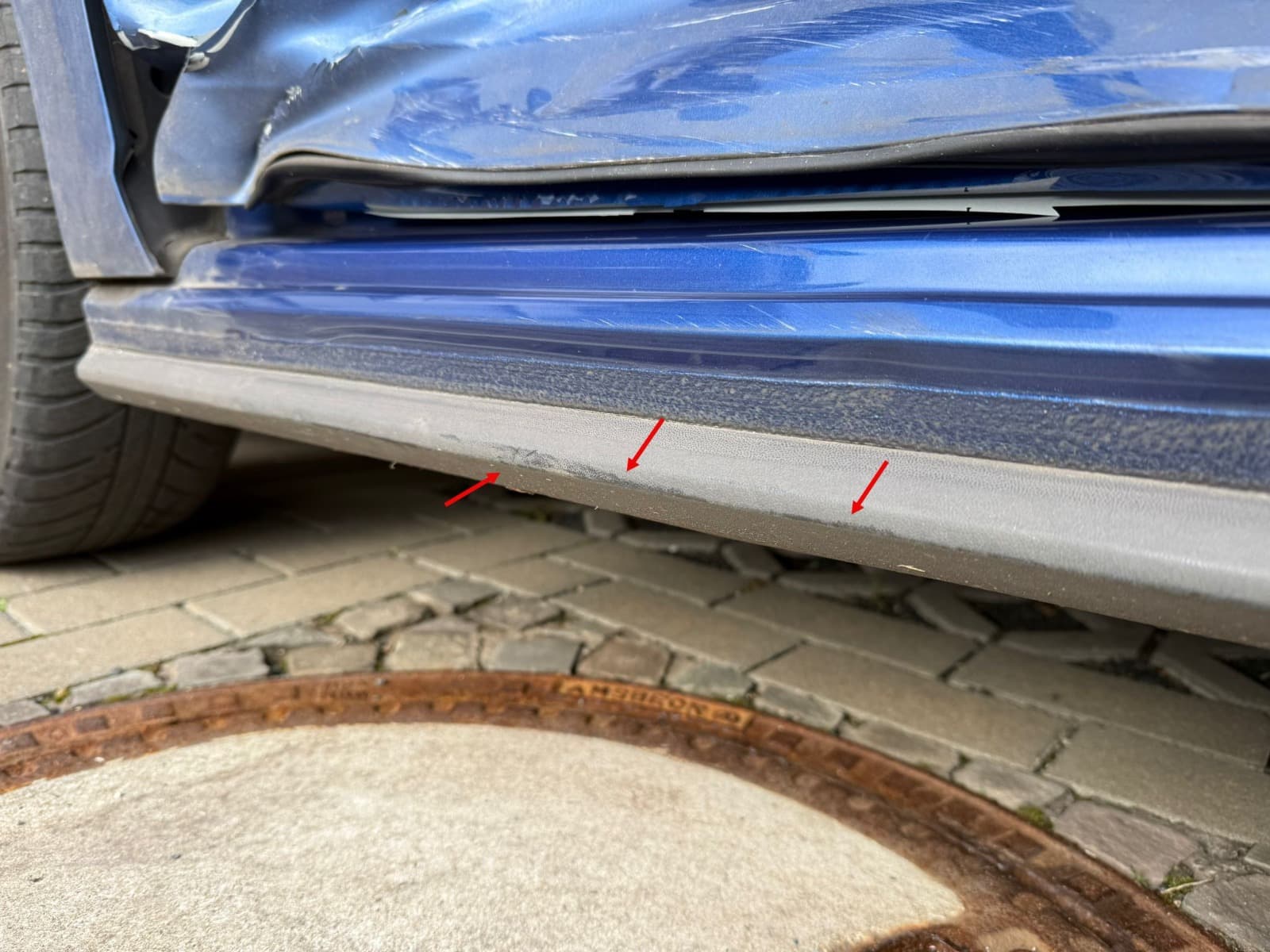 Detailaufnahme von Kratzern im Tureinstieg eines VW Polo durch einen Gutachter in Euskirchen.